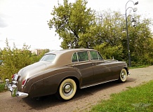 ретро автомобиль ROLLS-ROYCE SILVER CLOUD