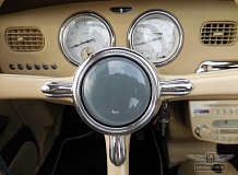 ретро автомобиль Nissan Figaro