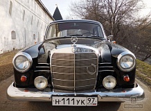 ретро автомобиль Mercedes-Benz 190B