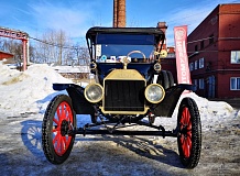 ретро автомобиль Ford model T Touring Phaeton