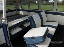 ретро автомобиль Volkswagen T1 Samba Bus