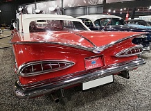 ретро автомобиль Chevrolet Impala Convertible