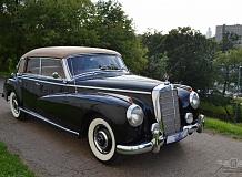 ретро автомобиль Mercedes-Benz 300 Cabriolet