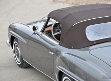 ретро автомобиль Mercedes-Benz 190SL