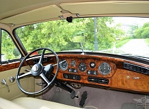 ретро автомобиль ROLLS-ROYCE SILVER CLOUD