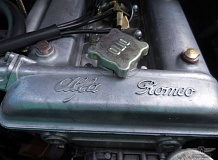 ретро автомобиль Alfa Romeo Giulia Spider Pininfarina 