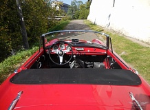 ретро автомобиль Alfa Romeo Giulia Spider Pininfarina 
