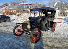 ретро автомобиль Ford model T Touring Phaeton