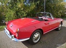 ретро автомобиль Alfa Romeo Giulia Spider Pininfarina 