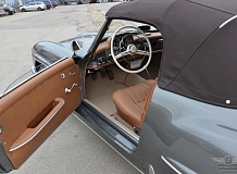 ретро автомобиль Mercedes-Benz 190SL