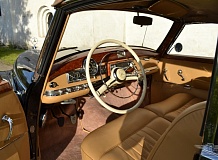 ретро автомобиль Mercedes-Benz 300 Cabriolet