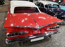 ретро автомобиль Chevrolet Impala Convertible