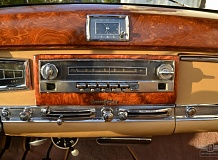 ретро автомобиль Mercedes-Benz 300 Cabriolet