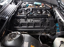 ретро автомобиль BMW 635CSi M
