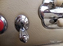 ретро автомобиль Nissan Figaro