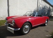ретро автомобиль Alfa Romeo Giulia Spider Pininfarina 