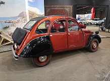 ретро автомобиль Citroen 2CV