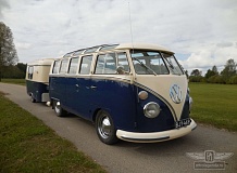 ретро автомобиль Volkswagen T1 Samba Bus