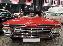 ретро автомобиль Chevrolet Impala Convertible