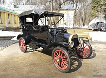ретро автомобиль Ford model T Touring Phaeton
