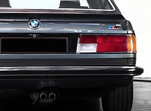 ретро автомобиль BMW 635CSi M