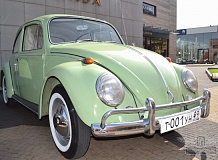 ретро автомобиль Volkswagen Beetle
