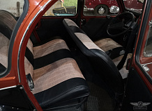 ретро автомобиль Citroen 2CV