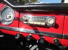 ретро автомобиль Alfa Romeo Giulia Spider Pininfarina 