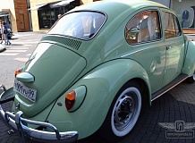ретро автомобиль Volkswagen Beetle