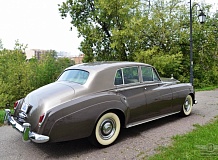 ретро автомобиль ROLLS-ROYCE SILVER CLOUD