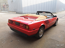 ретро автомобиль Ferrari Mondial 3.2 Cabriolet