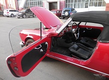 ретро автомобиль Alfa Romeo Giulia Spider Pininfarina 