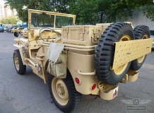 ретро автомобиль Willys Ford GPW Sahara