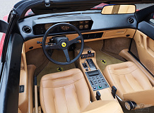ретро автомобиль Ferrari Mondial 3.2 Cabriolet