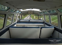 ретро автомобиль Volkswagen T1 Samba Bus