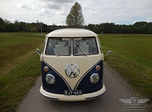 ретро автомобиль Volkswagen T1 Samba Bus
