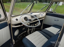 ретро автомобиль Volkswagen T1 Samba Bus
