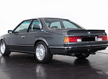 ретро автомобиль BMW 635CSi M
