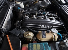 ретро автомобиль BMW 635CSi M