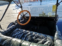 ретро автомобиль Ford model T Touring Phaeton