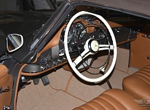 ретро автомобиль Mercedes-Benz 190SL