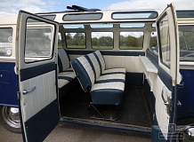 ретро автомобиль Volkswagen T1 Samba Bus