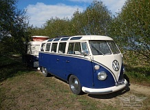 ретро автомобиль Volkswagen T1 Samba Bus