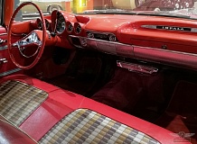 ретро автомобиль Chevrolet Impala Convertible