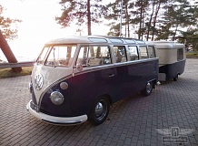 ретро автомобиль Volkswagen T1 Samba Bus