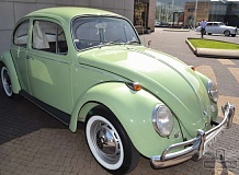 ретро автомобиль Volkswagen Beetle