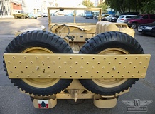 ретро автомобиль Willys Ford GPW Sahara