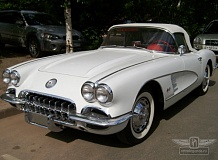 ретро автомобиль Chevrolet Corvette
