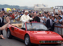 ретро автомобиль Ferrari Mondial 3.2 Cabriolet