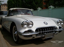ретро автомобиль Chevrolet Corvette